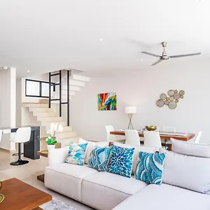  Holiday home Entire House- 3br With Private Roof Deck
